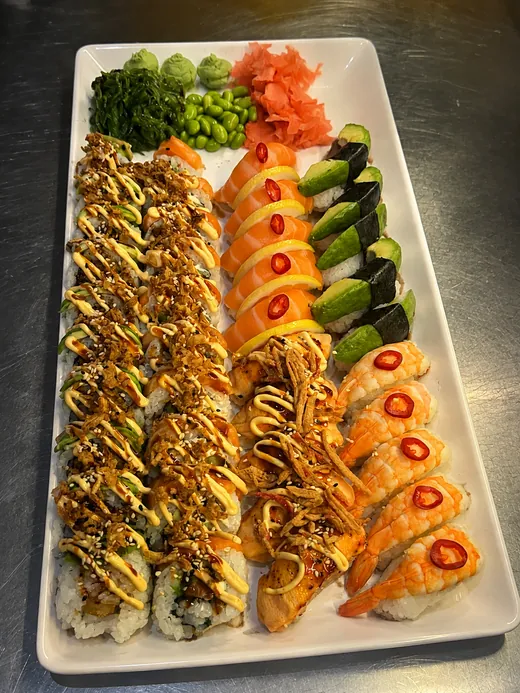 Stort sushifat med nigiri, maki, edamame och inlagd ingefära